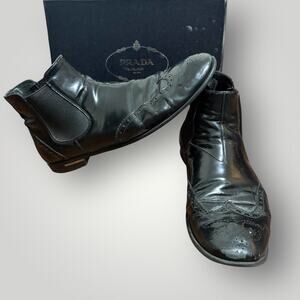 Prada Men's Black Leather Wingtip Chelsea Boots Metal Logo Heel Ankle 11 or 44